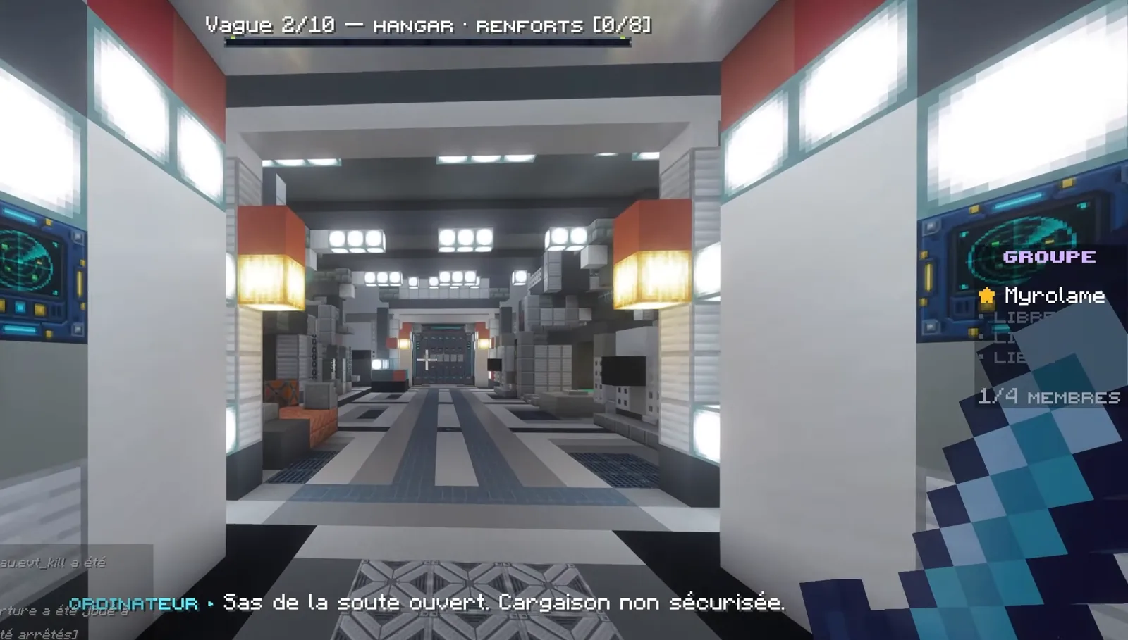 Un couloir du vaisseau, sas ouvert, et l'ordinateur de bord : « Sas de la soute ouvert. Cargaison non sécurisée. »